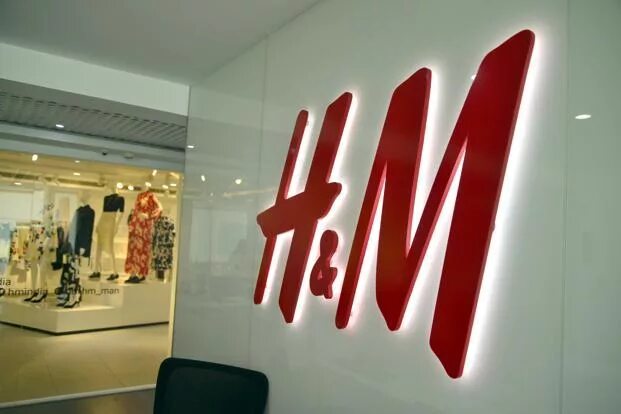 Hm poland. H M вывеска. H&M сотрудники. H&M касса. H&M hennes & Mauritz одежда магазин.