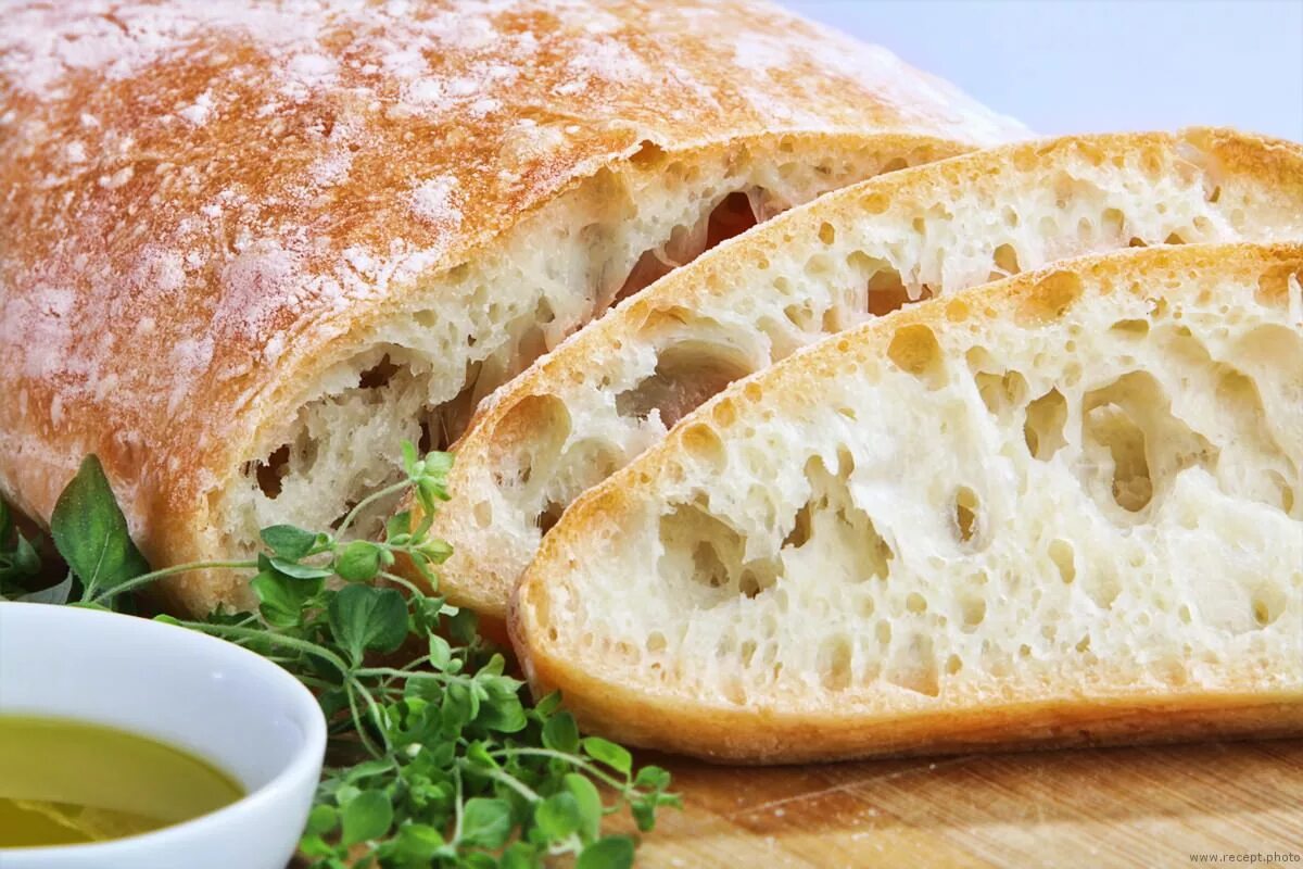 Итальянский хлеб чиабатта. Чиабатта хлеб Италия. Итальянская булка чиабатта. Чиабатта Фокачча. Рецепт воздушного хлеба