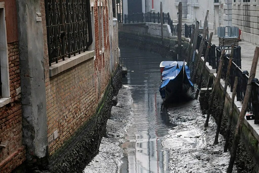 После долгих дождей. Венеция засуха 2023г. Каналы Венеции обмелели 2023. В Венеции пересохли каналы 2023. Венеция пересохла в городе обмелели каналы.
