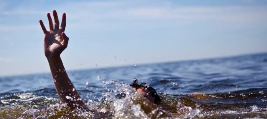 В воде происходят резкие. Тонущий человек. Тонущая рука. Фото тонущего человека.