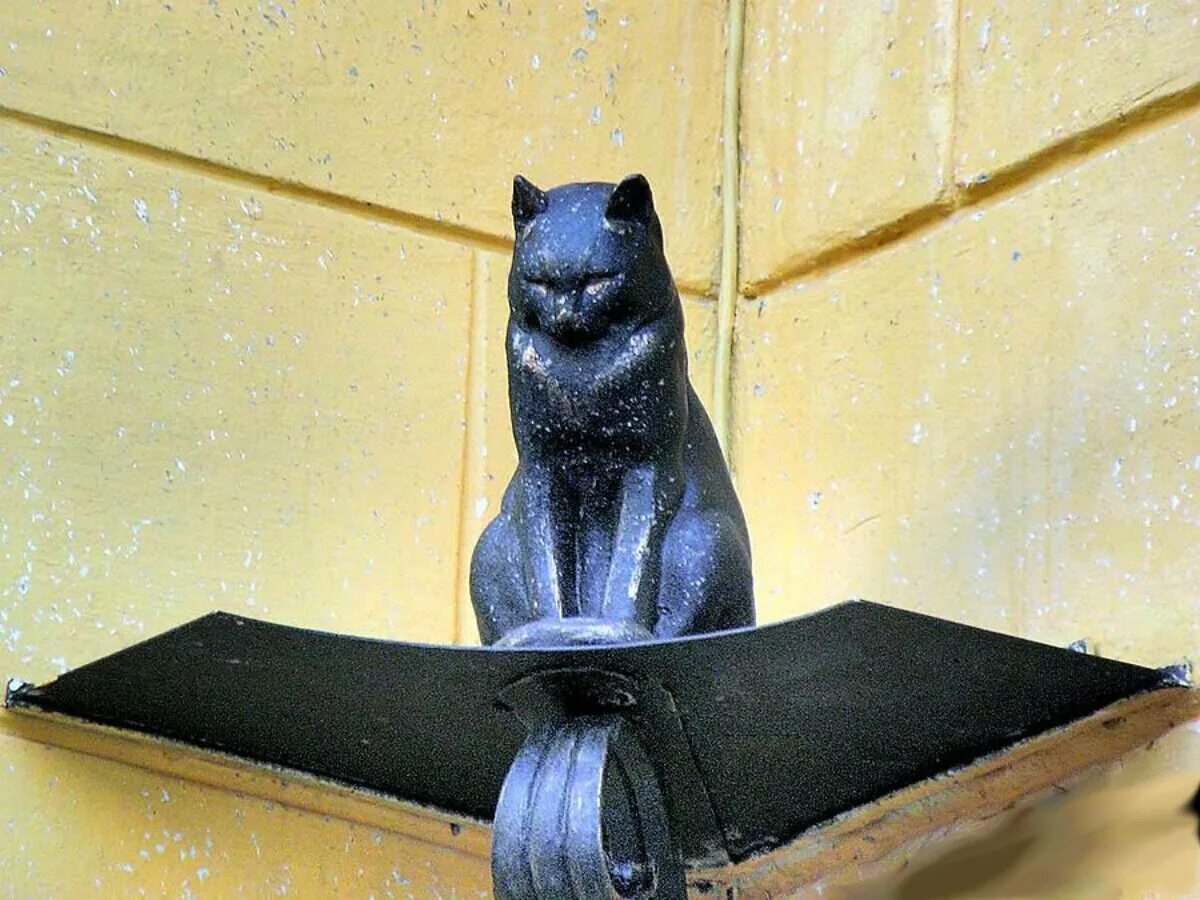 Блокада коту. Памятник коту Елисею в Санкт-Петербурге.