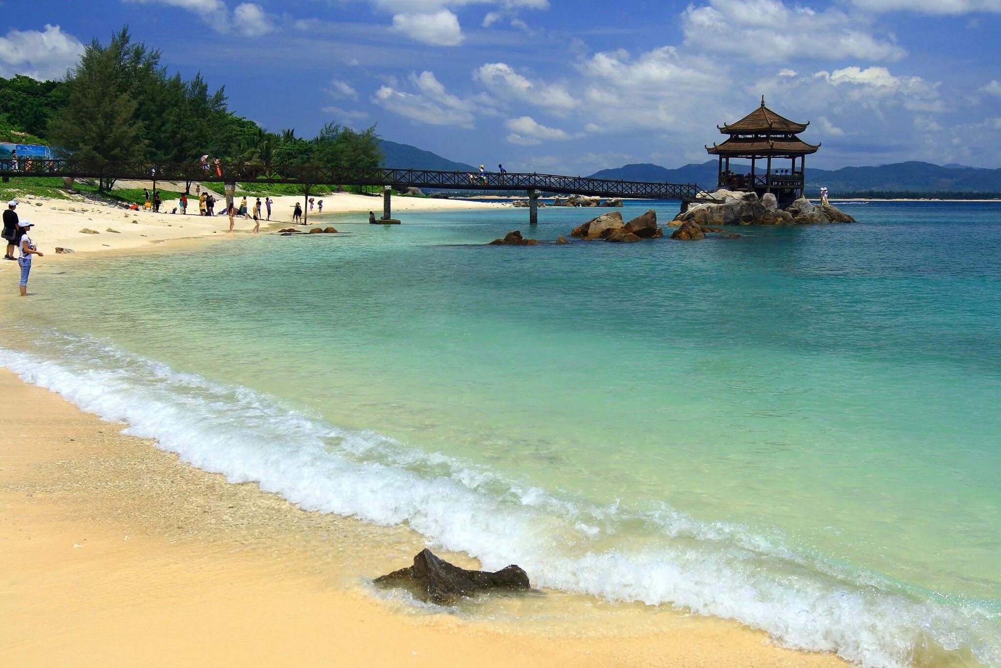 Hainan island sanya. Китайский остров Хайнань. Курорт Китай остров Хайнань. Хань Янь Китай. Остров Сидао Хайнань.