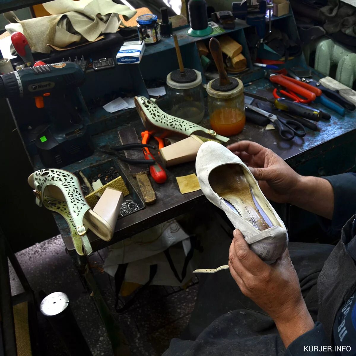 Салон по ремонту обуви. Где находится ремонт обуви. Где находится ремонт обуви. Обувные мастерские киров. Где находится ремонт обуви.