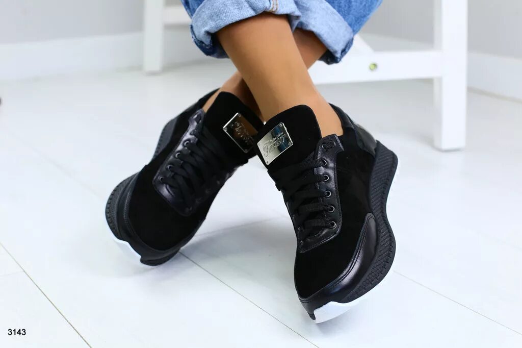 кожаные кроссы женские. Adidas кроссовки женские 2023. чёрные кроссовки найк 2022. кроссовки адидас женские черные с белой подошвой сетка. Nike белые кожаные 2017.