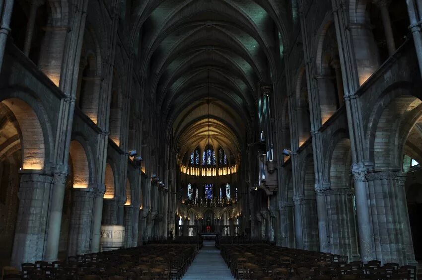 Стены готического собора. Готический собор в бурже. Собор парижской богоматери интерьер. Глостерский собор в англии. Зал готического собора.