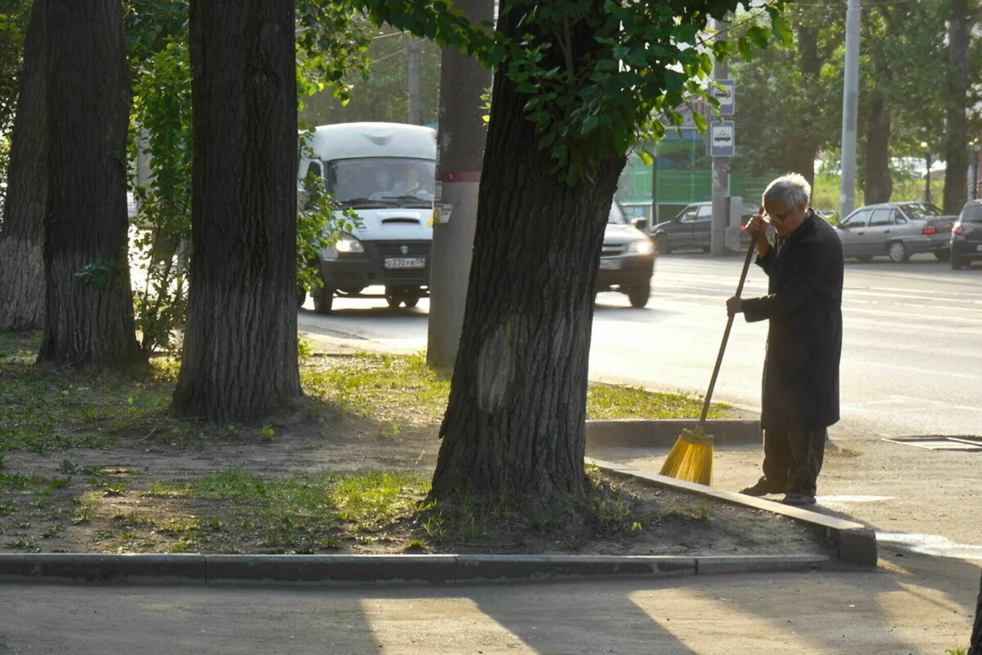 Уборщица для пенсионеров. Дворник. Дворник старик. Мужчина дворник. Уборщик дворник.