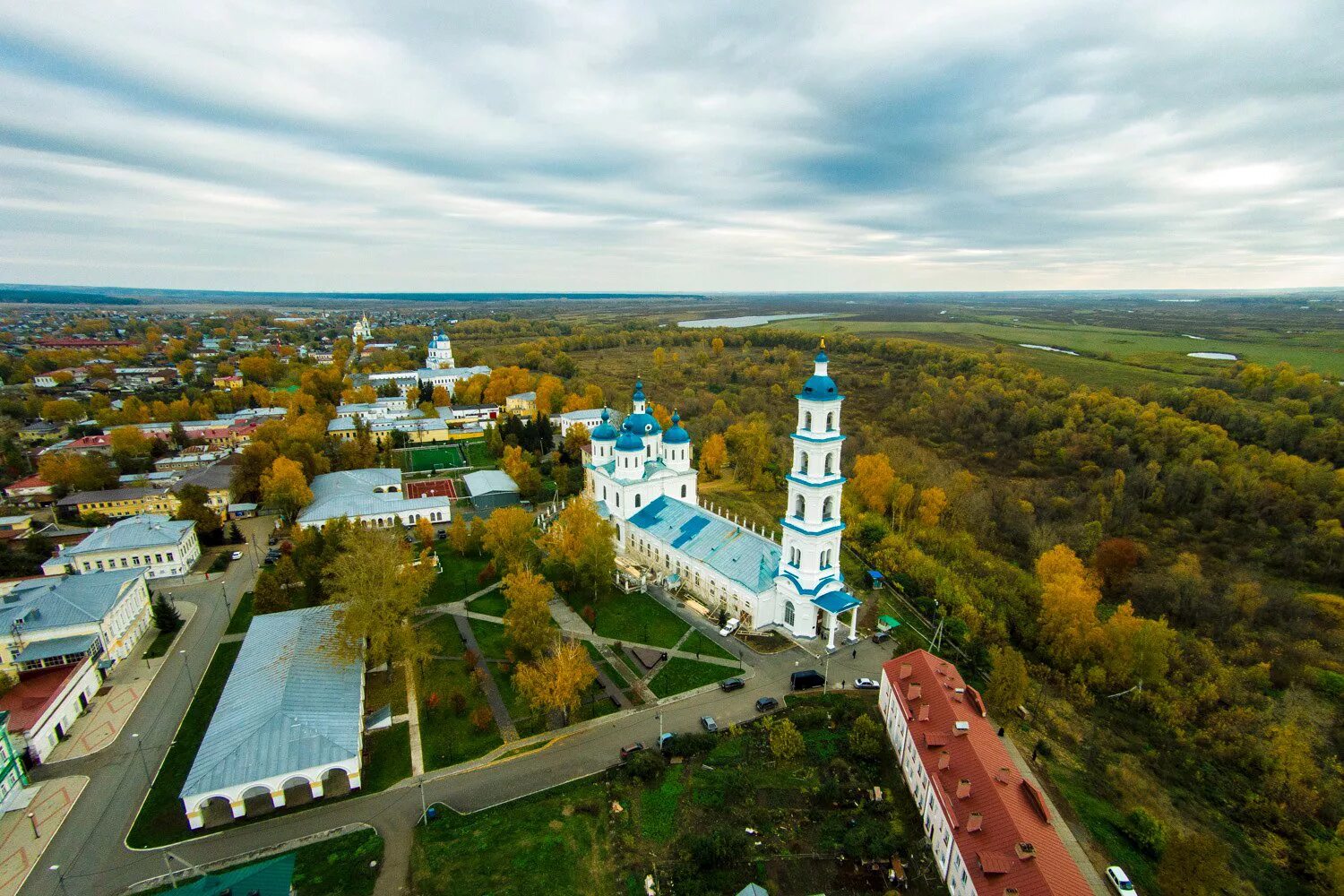 В каком городе находится елабуга. Город Елабуга Татарстан. Елабуга Татарстан достопримечательности. Елабуга панорама.