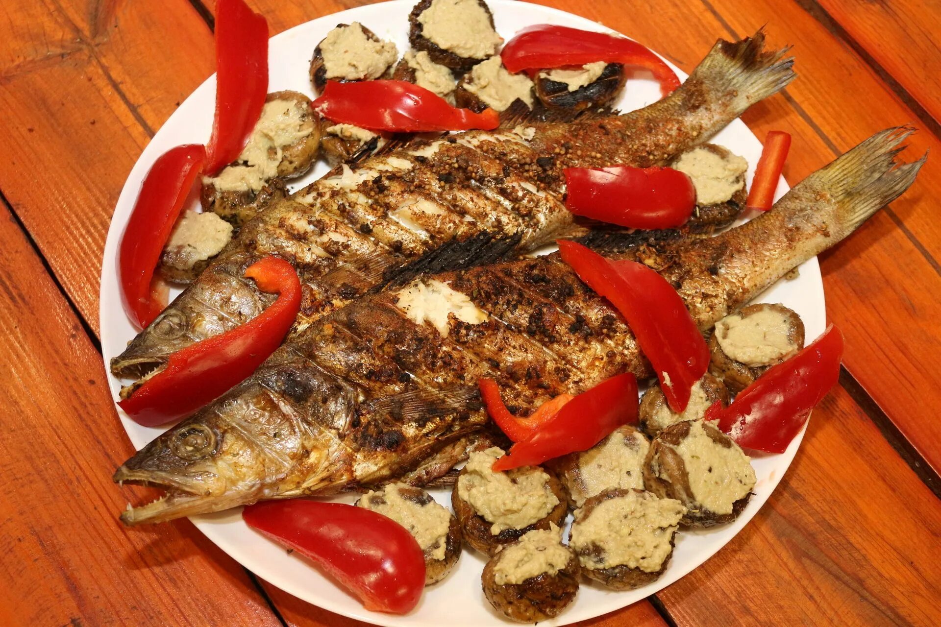 Судак какое мясо. Судак с грибами. судак запеченный. судак запеченный с грибами. приготовить судака.