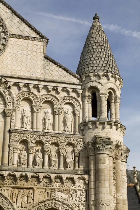 Ля гранде даме. Нотр-дам ла Гранд в Пуатье. Церковь Нотр-дам-ля-Гранд в Пуатье, Франция.