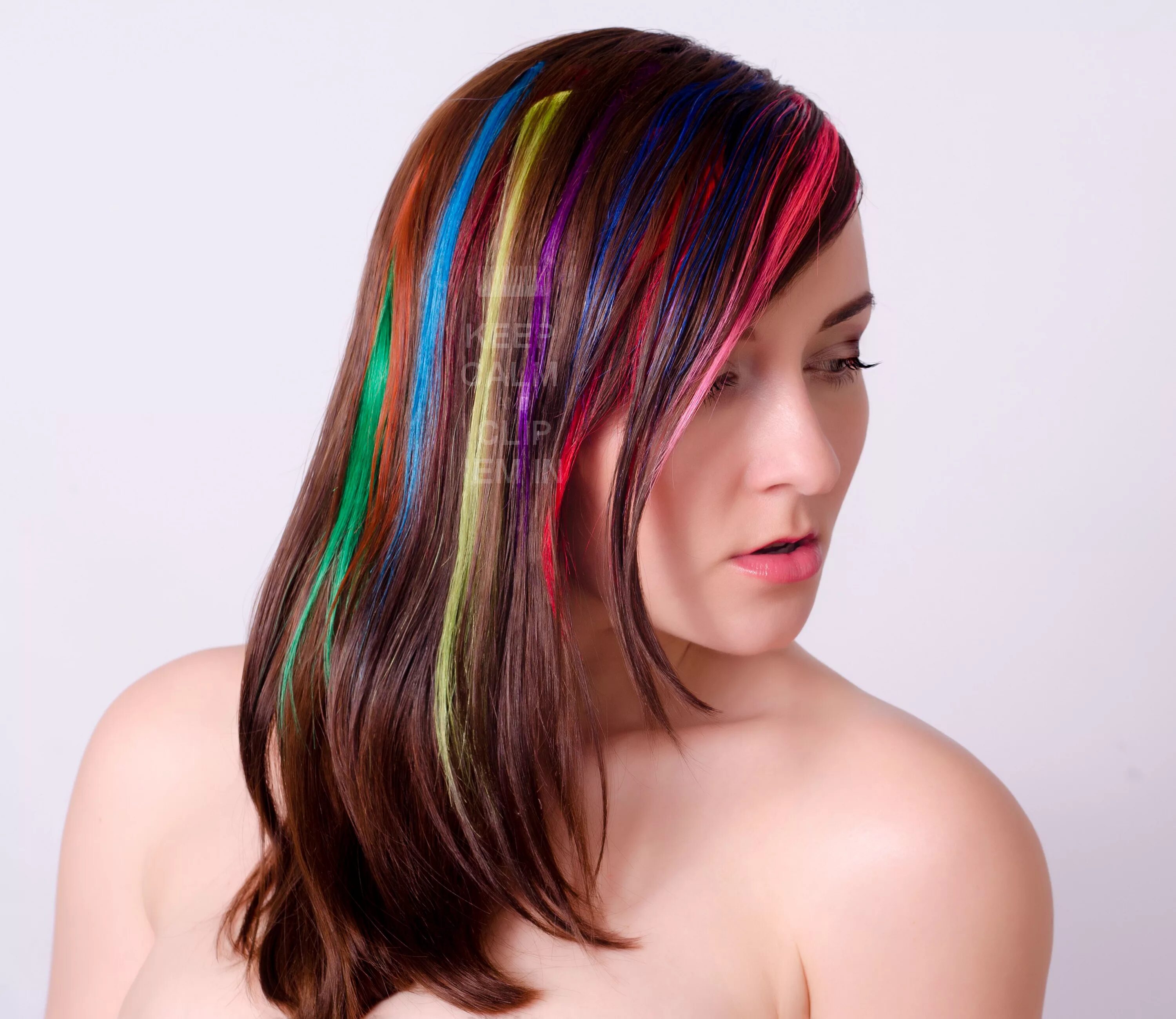 Hair color change. Разноцветные пряди. Разноцветное мелирование на русые волосы. Мелирование с цветными прядями. Цветные пряди на волосах.