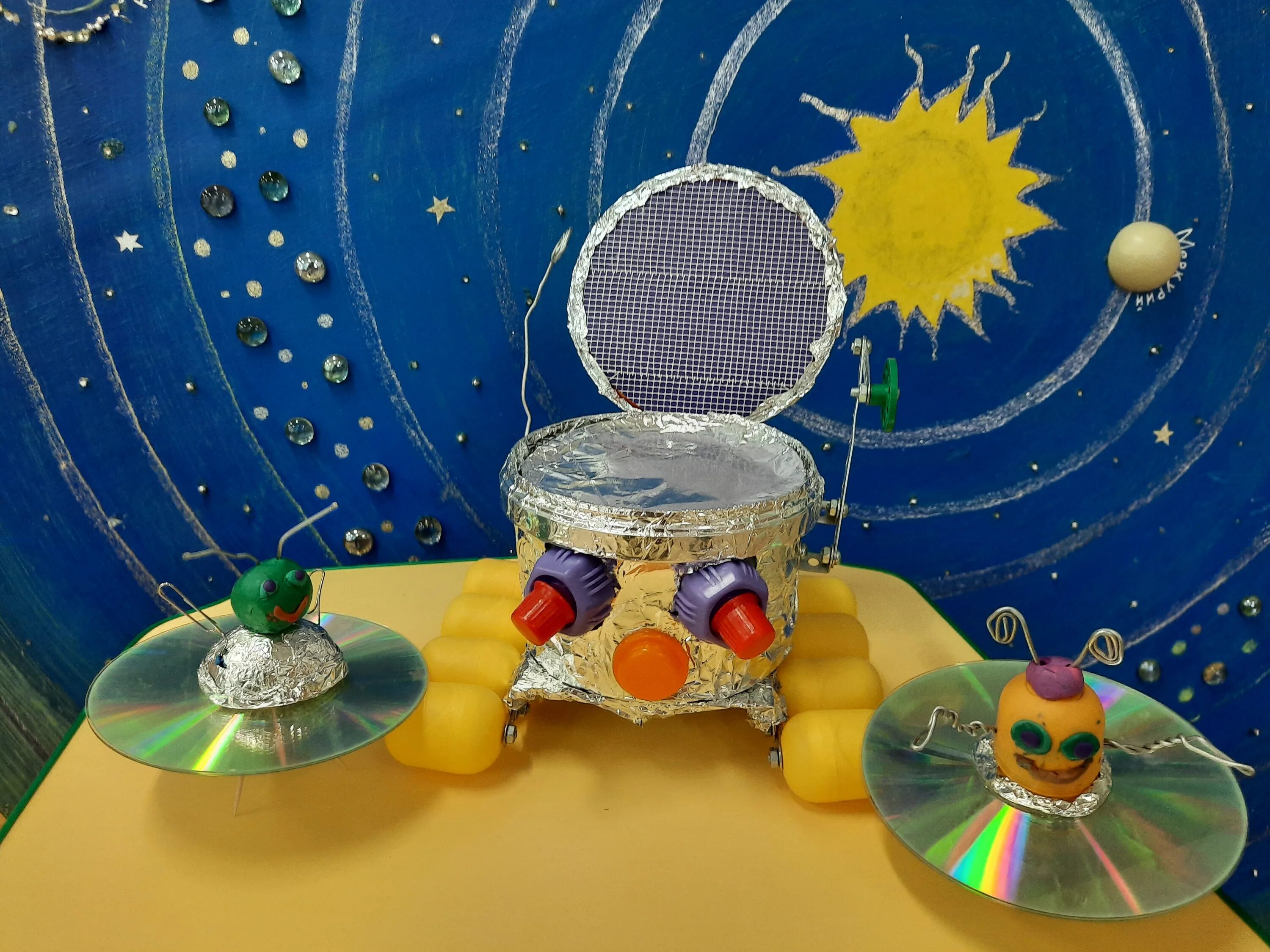Летающая тарелка ко дню космонавтики. Космические поделки для детского сада. Луноход поделка. Поделка космос. Космическая станция поделка.