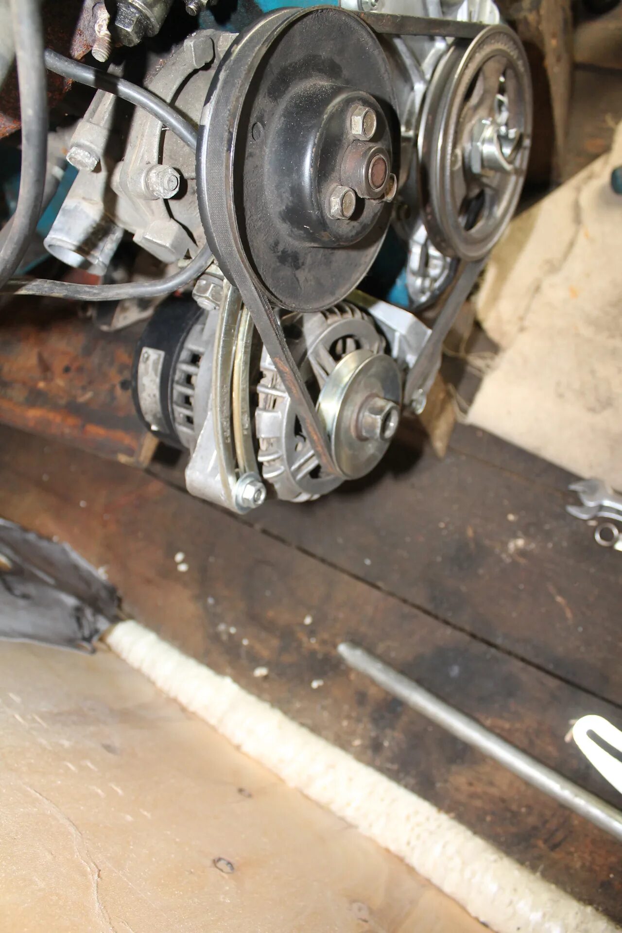 Крепление генератора 124 мотор. Ремень генератора ваз 2112 8 клапанов. Натянуть ремень генератора на ваз 2112. Ремень генератора ваз 2112 16 кл. Ремень генератора ваз 21124 с гур.