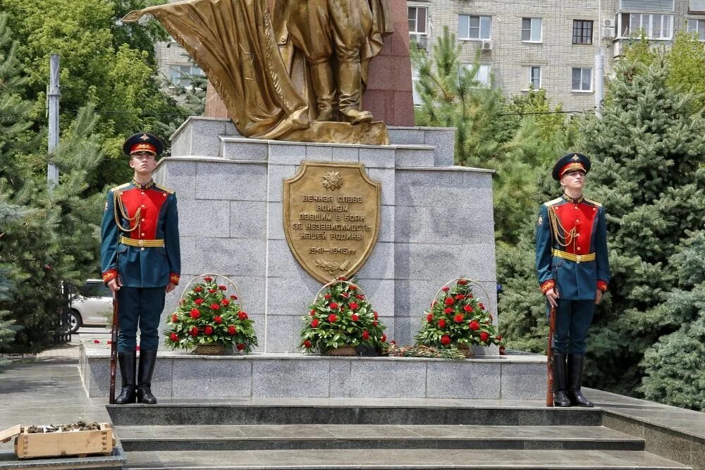 Всероссийская патриотическая акция линейка памяти. Вечный огонь Феодосия. Памятник вечный огонь Феодосия. Феодосия вечный огонь в Юбилейном парке.