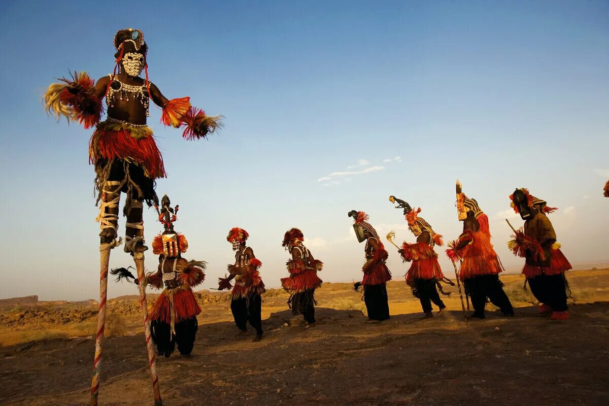 Племени догонов мали. Африканское племя догонов. Племя догонов в Африке. Ритуальные танцы народов Африки.