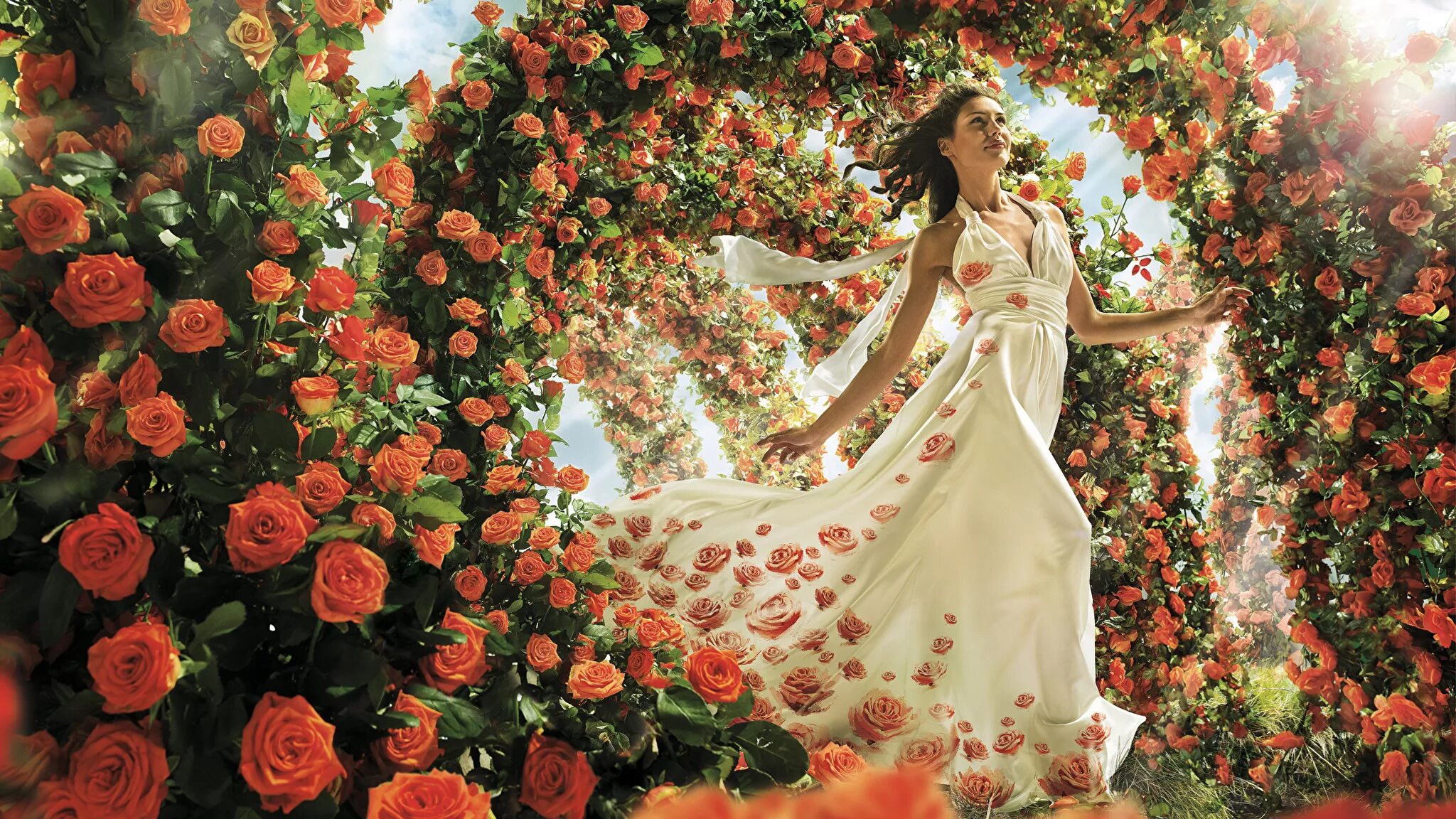 Девушка среди цветов. Девушка в саду. Девушка в цветочном саду. Фотосессия с розами.
