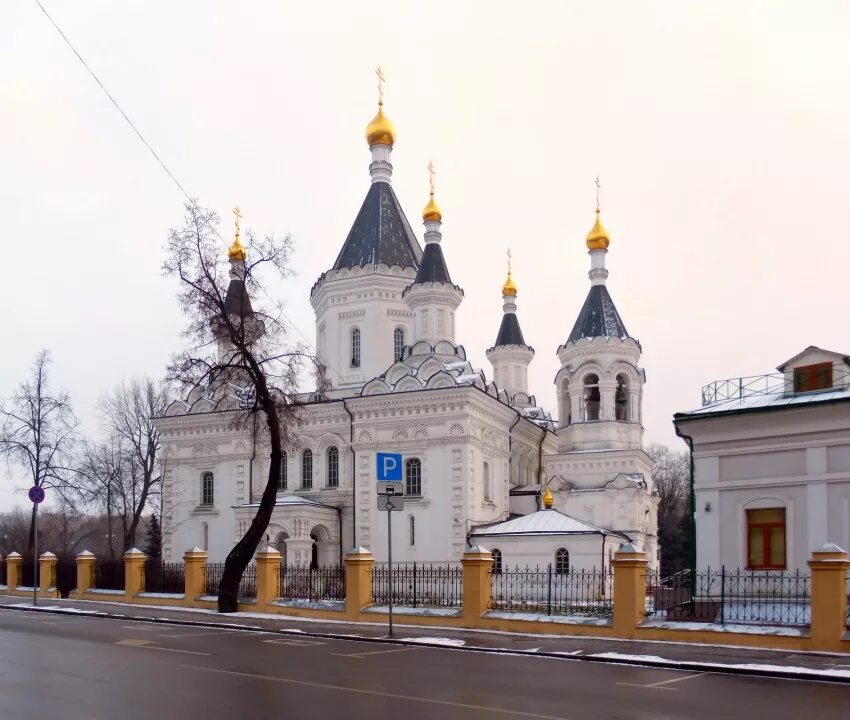 Храм Архангела Михаила при клиниках на Девичьем поле. Внешний вид