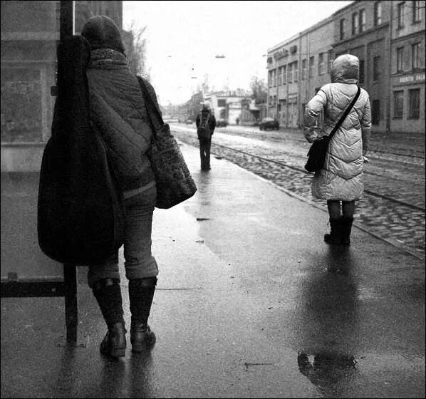 Остановись фото. Жанровое фото в Москве. Ушедшая Москва жанровые фото. Хмурые лица людей фото на остановке.