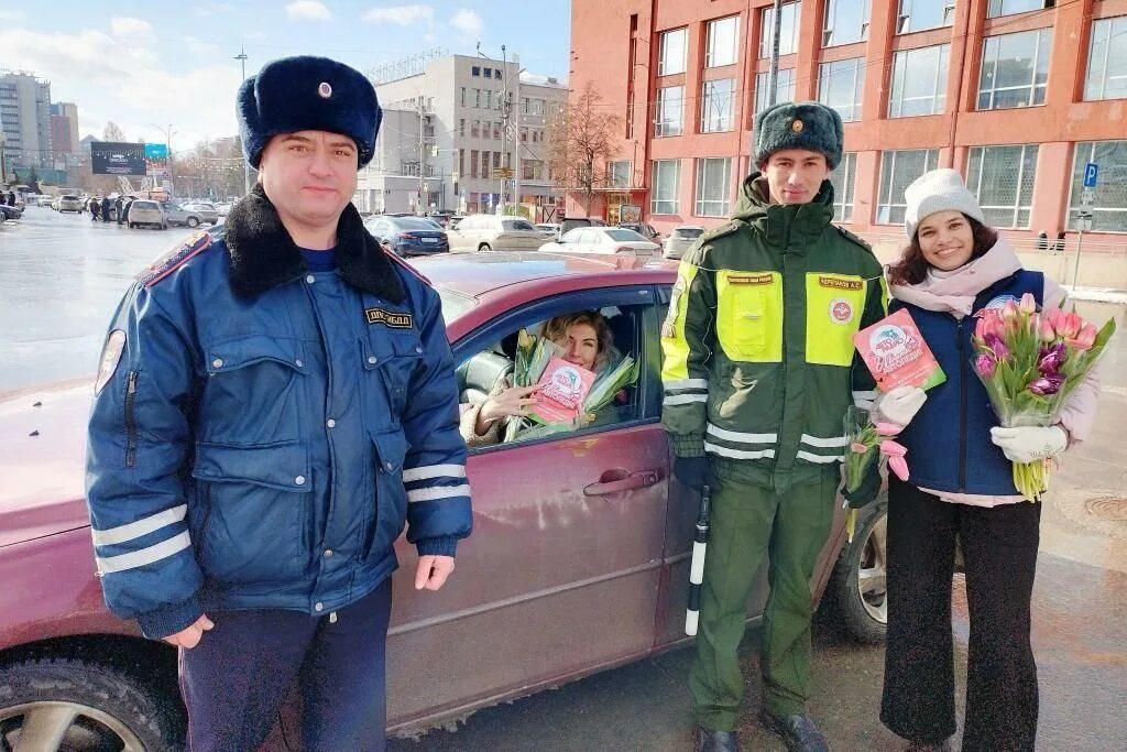 ДПС НСК. Милиция машина. Полиция картинки. Полиция ДПС. Гибдд дарит цветы