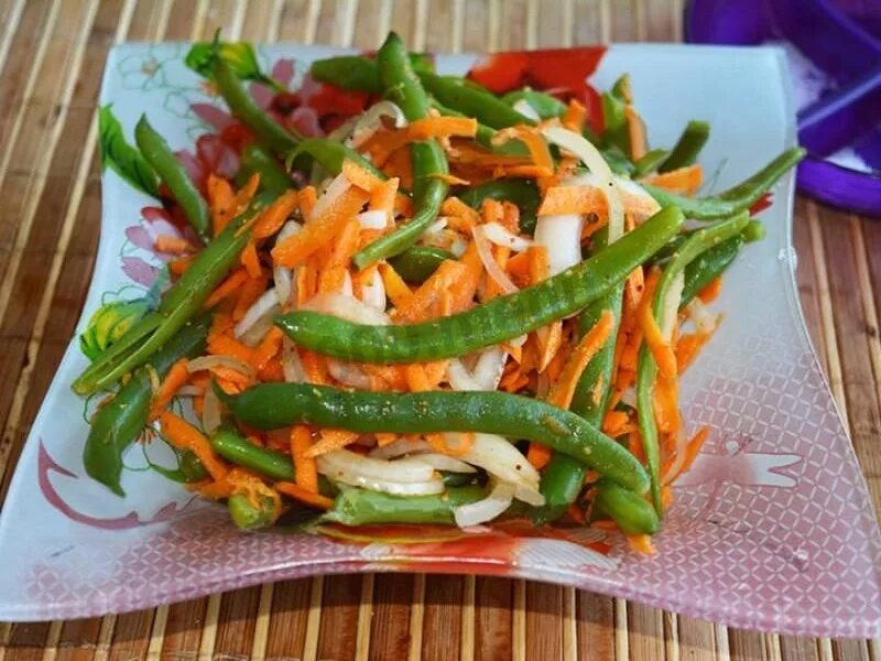 Стручковая фасоль с морковью. Спаржа с морковью по-корейски. салат из спаржи с морковью по-корейски. спаржа с морковью. морковка по корейски со спаржей.