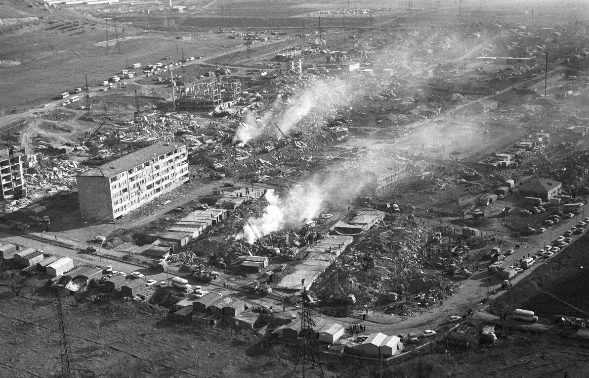 Ереван 1988. Армения Спитак землетрясение 1988 город. Землетрясение в Армении 1988 Ленинакан. Спитак и Ленинакан землетрясение. Землетрясение в Армении в 1988.