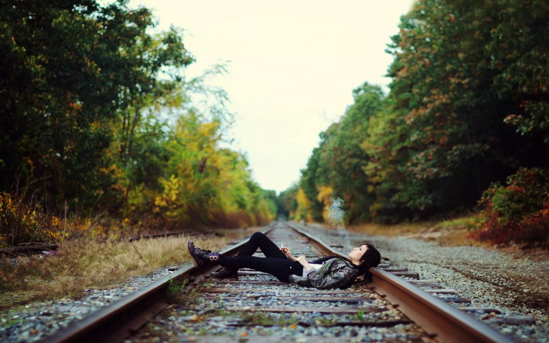 Фотосессия на железной дороге. Девушка лежит на железной дороге.