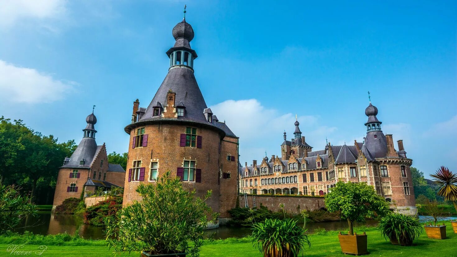 Замок на рабочий стол. Замок Ойдонк Бельгия. Замок Ван Ойдонк, Бельгия.. Шверин Германия дворец. Дейнзе Бельгия.