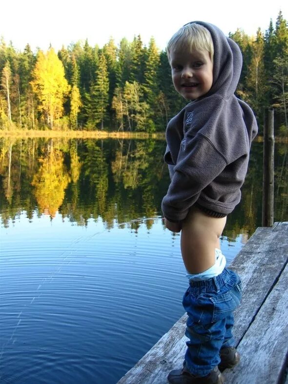 мальчик писался на улице девочки. Potty пипи. ребенок пописал. девочка на горшке. мальчик 5 лет писает.