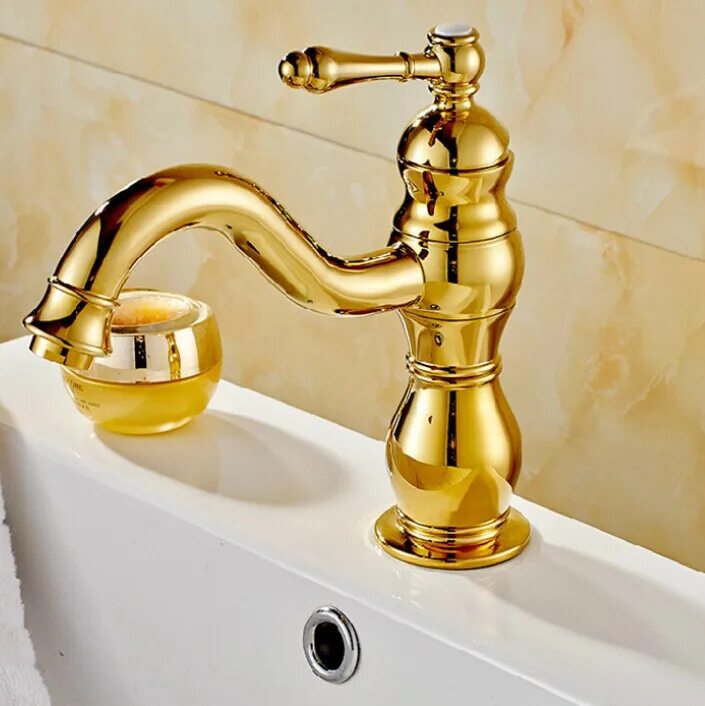 Золотой смеситель для раковины. Кран Faucets Luxury. Смеситель Boheme золотой. Кран под золото в ванну 2022. Ванна с золотым краном.