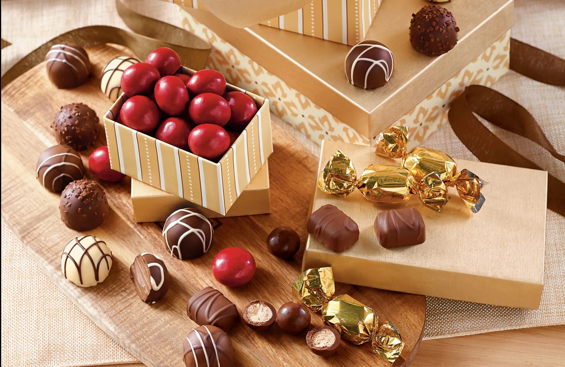 Шоколадные конфеты. Красивые конфеты. Красивые шоколадные конфеты. Конфеты шоколадные в коробке.