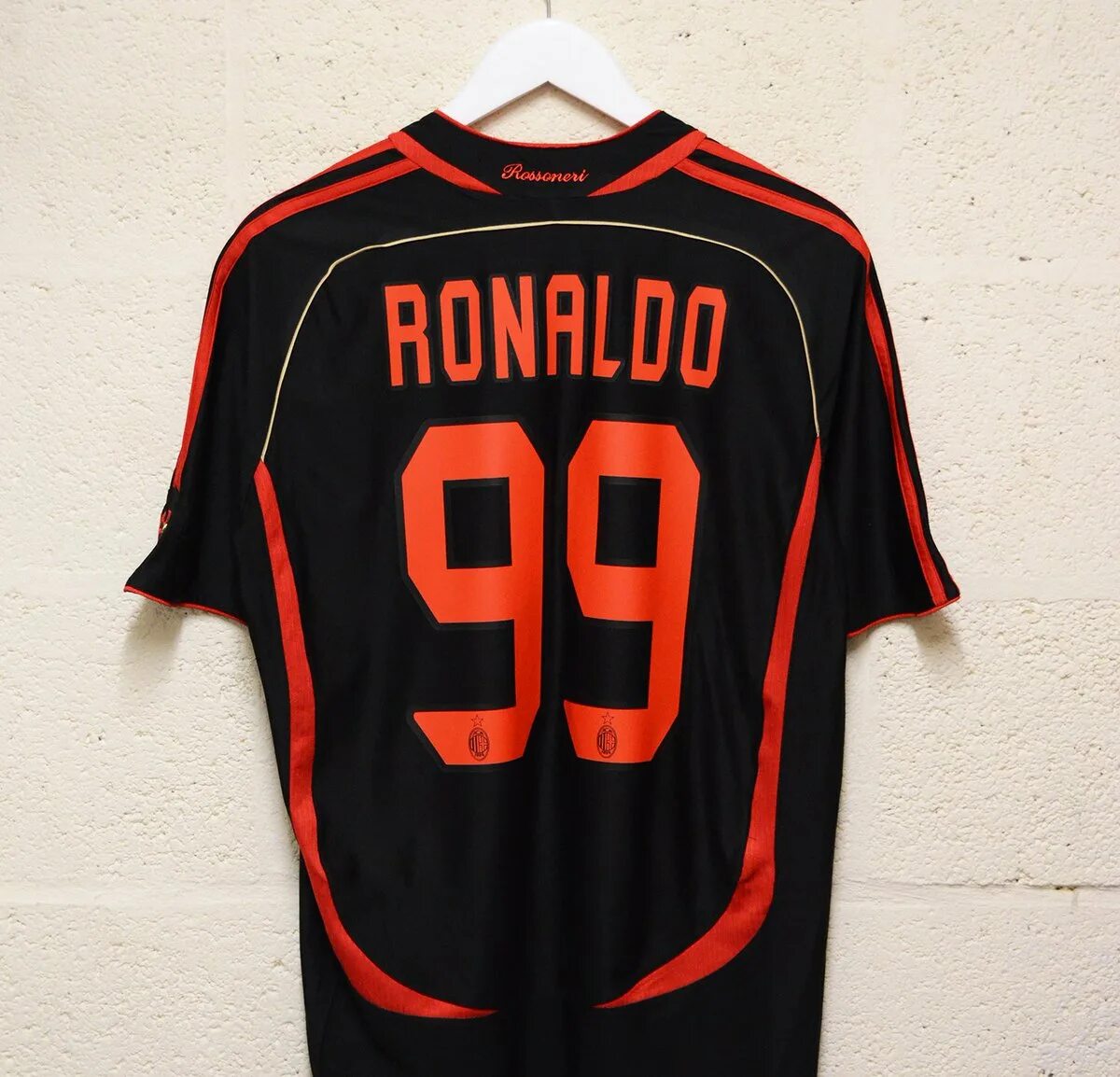 Football shirt friday. Болельщицы ньюкасл. Футбола с надписью мужские. Milan jersey. Bobbi moore ведущая.