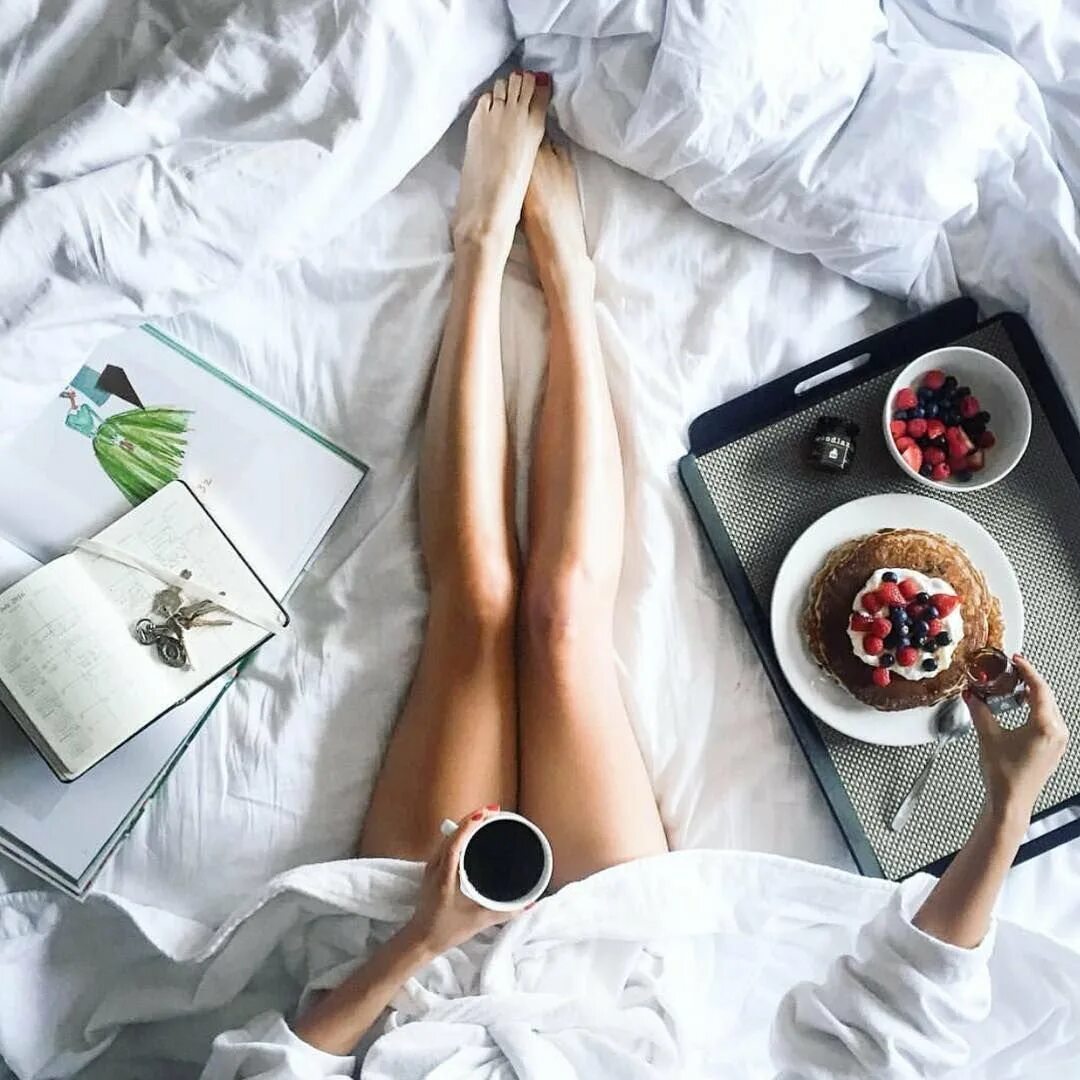 Кофе в постель. Завтрак в постель. Завтрак в постель девушке. Левушка в постели с кофе.