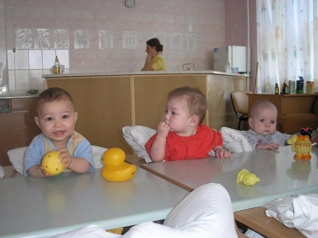 Дом малютки. Детский дом малютки. Малыши в доме малютки. Луганский дом малютки.