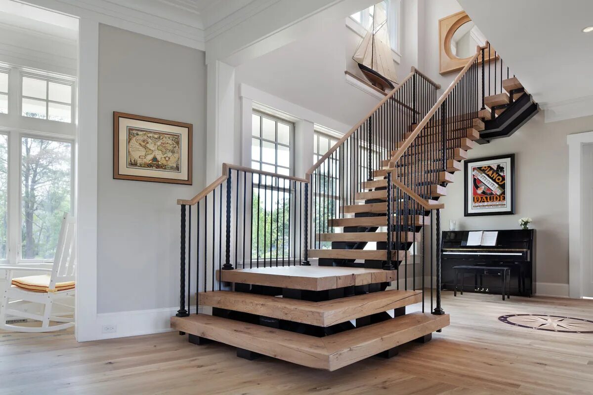 Лестница. Угловая лестница в доме. Деревянные ступеньки лестницы в интерьере. Деревянные лестницы на металлокаркасе в интерьере. Уголок лестничный.