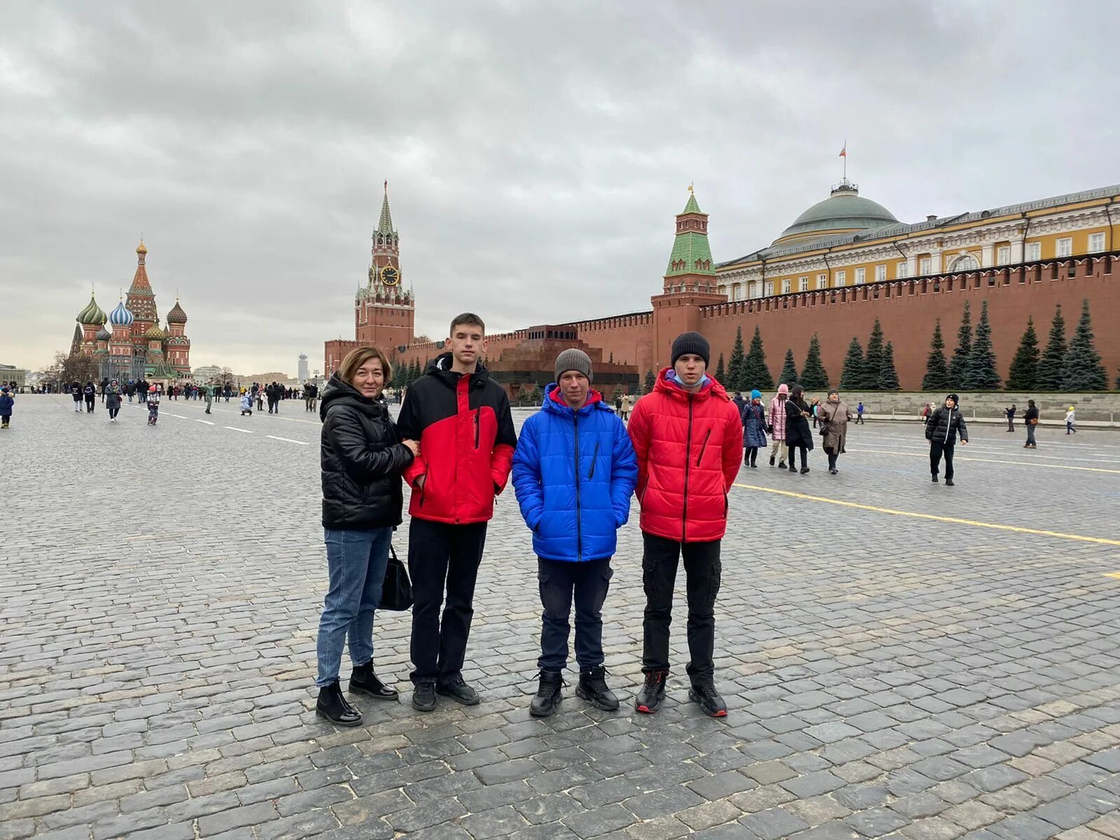 Москва после каникул. Каникулы в Питере. Каникулы в Москве. Я ты Москва. Санта Петербург земля Москве.