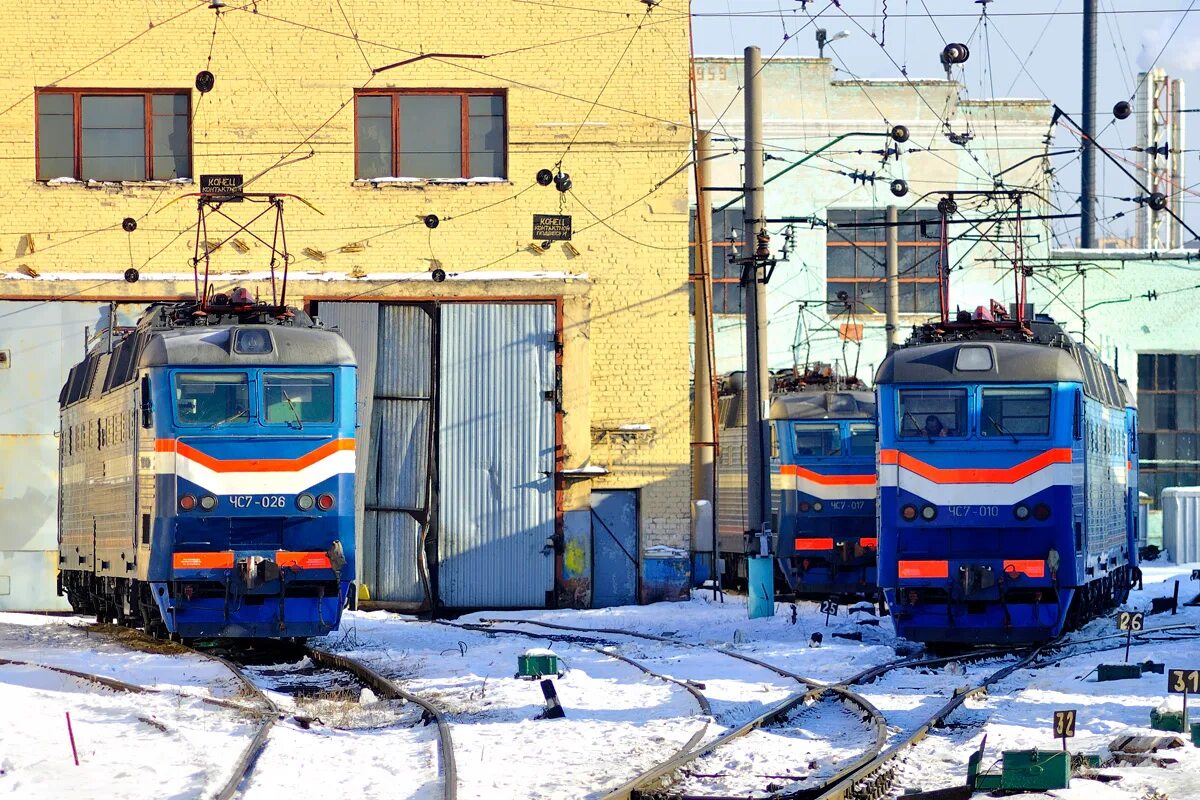 Поезд таврия севастополь мурманск. Фиолетовая ветка метро москвы поезд. 055а поезд. Поезд 8 москва. Поезд 8 москва.