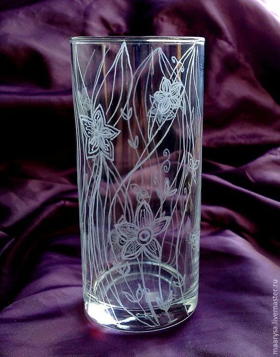 Стеклянные вазы с гравировкой. Роспись стеклянной вазы. Ручная гравировка на стекле. Гравировка на стекле ваза. Гравировка на вазе