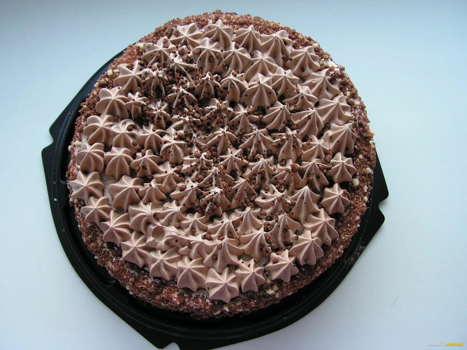 торт орео с кремом чиз. полосатый торт. украшение торта шоколадным кремом из кондитерского мешка. красивый торт сверху. украшение торта.