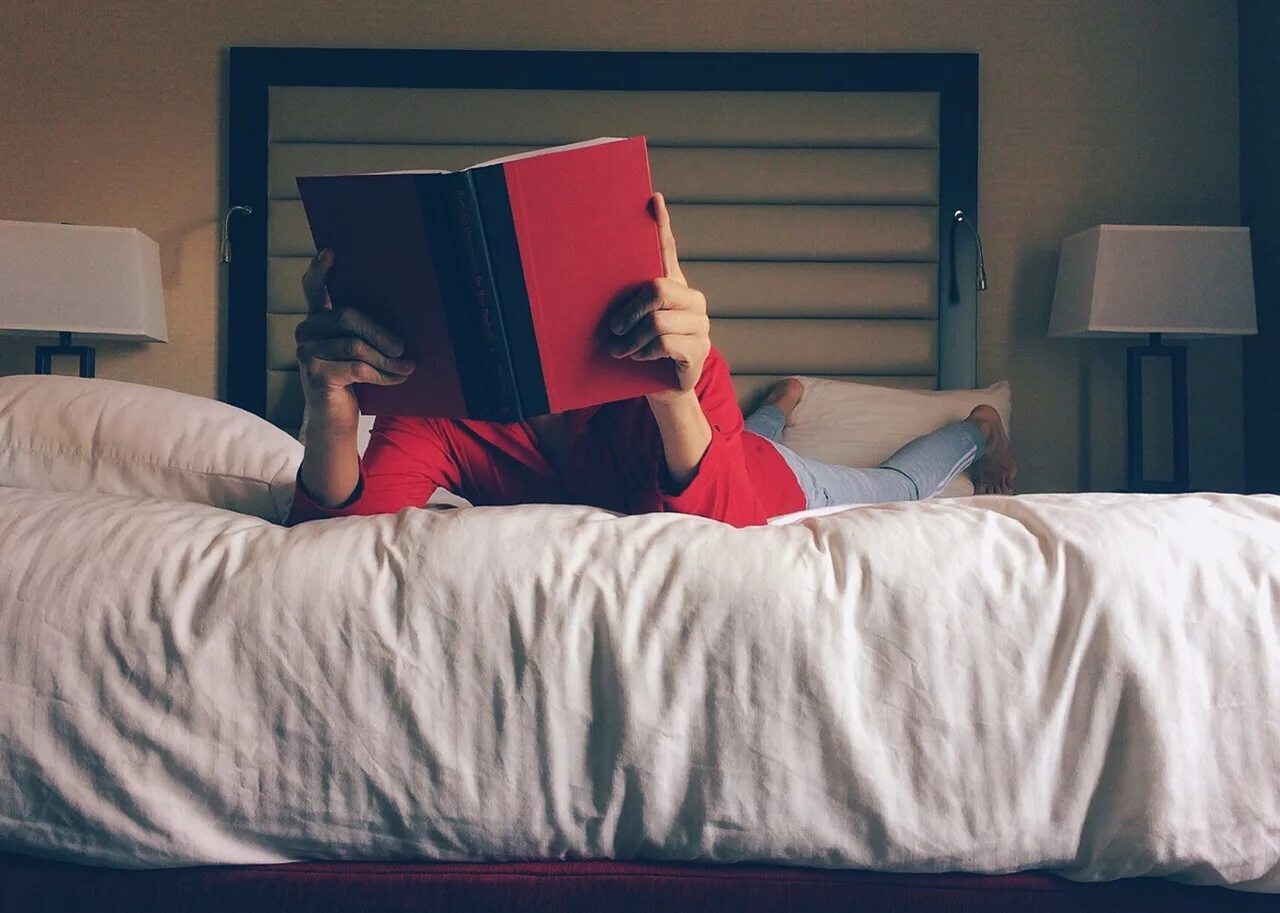 В комнате было читать книгу