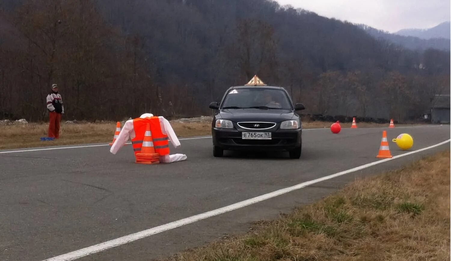 Торможение на 1 передаче. Плавное вождение автомобиля. Вождение автомобиля механика. Автомобиль в момент торможения. Торможение коробкой передач.