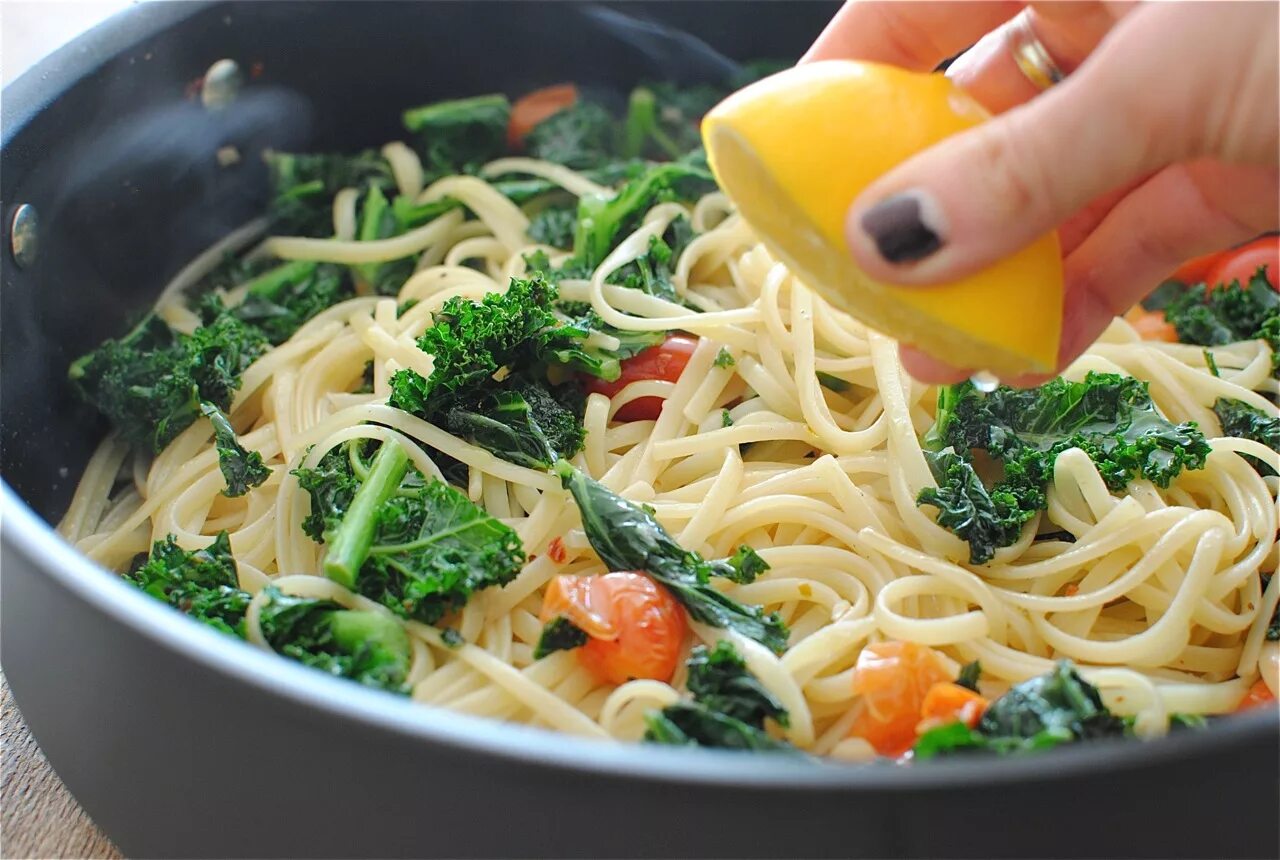 капуста с пастой. брюссельская капуста, перец стручковая фасоль. макароны с капустой. капуста с пастой. жареная капуста с макаронами.