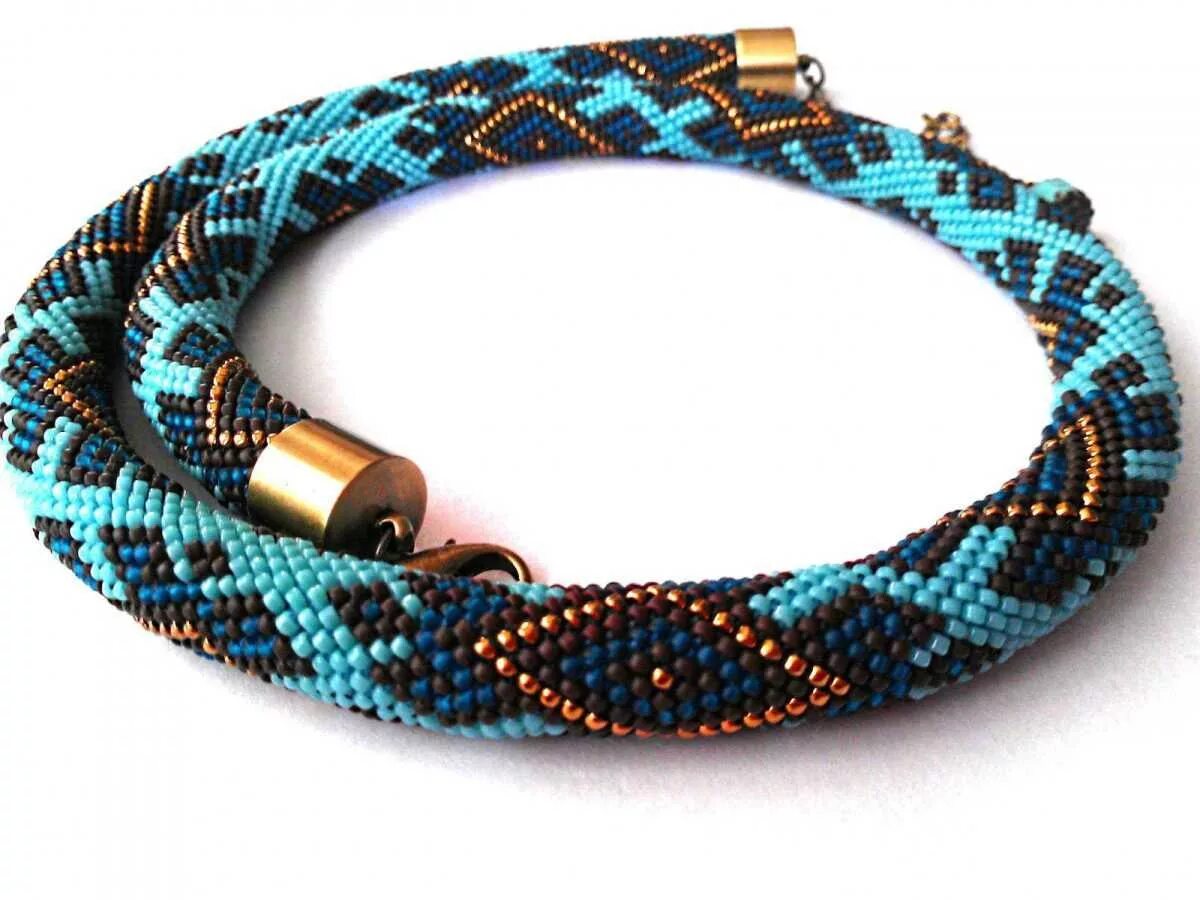 лариат ндебеле. колье коса. бусы из бисера косичкой. плоский жгут из бисера. бисерный жгут крючком.