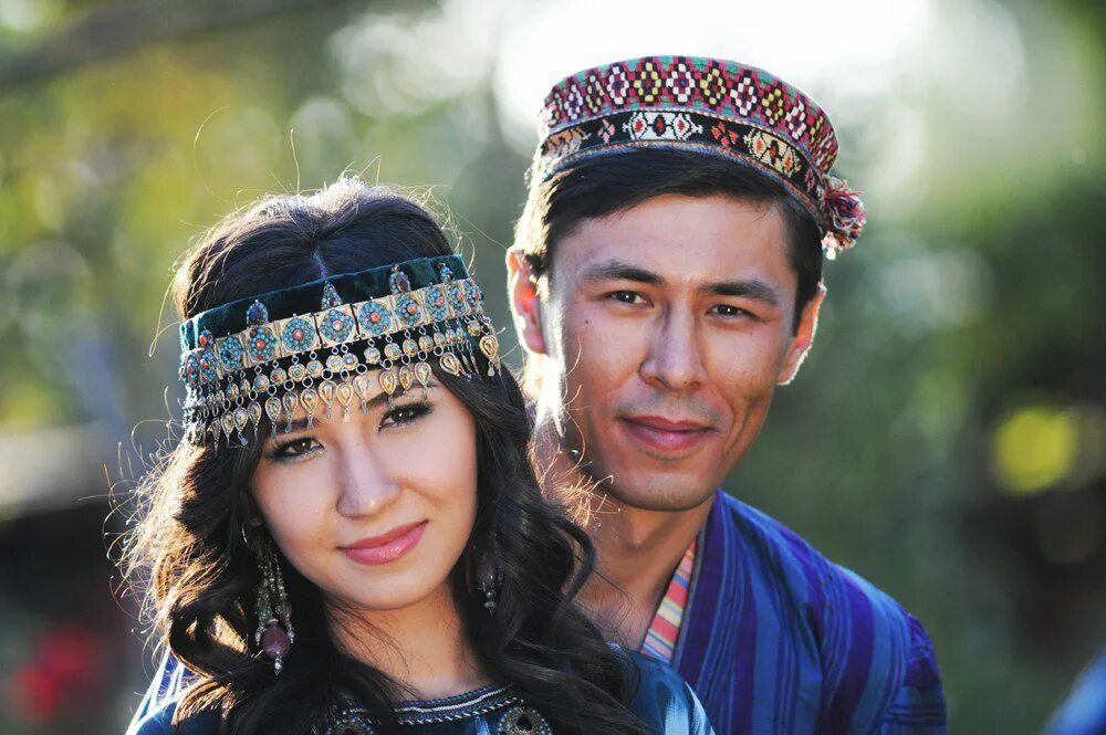 Мужчина на узбекском языке. Национальный костюм узбеков. Фотосессия узбекской пары. Национальный костюм Өзбекстан. Национальная одежда узбеков мужская.