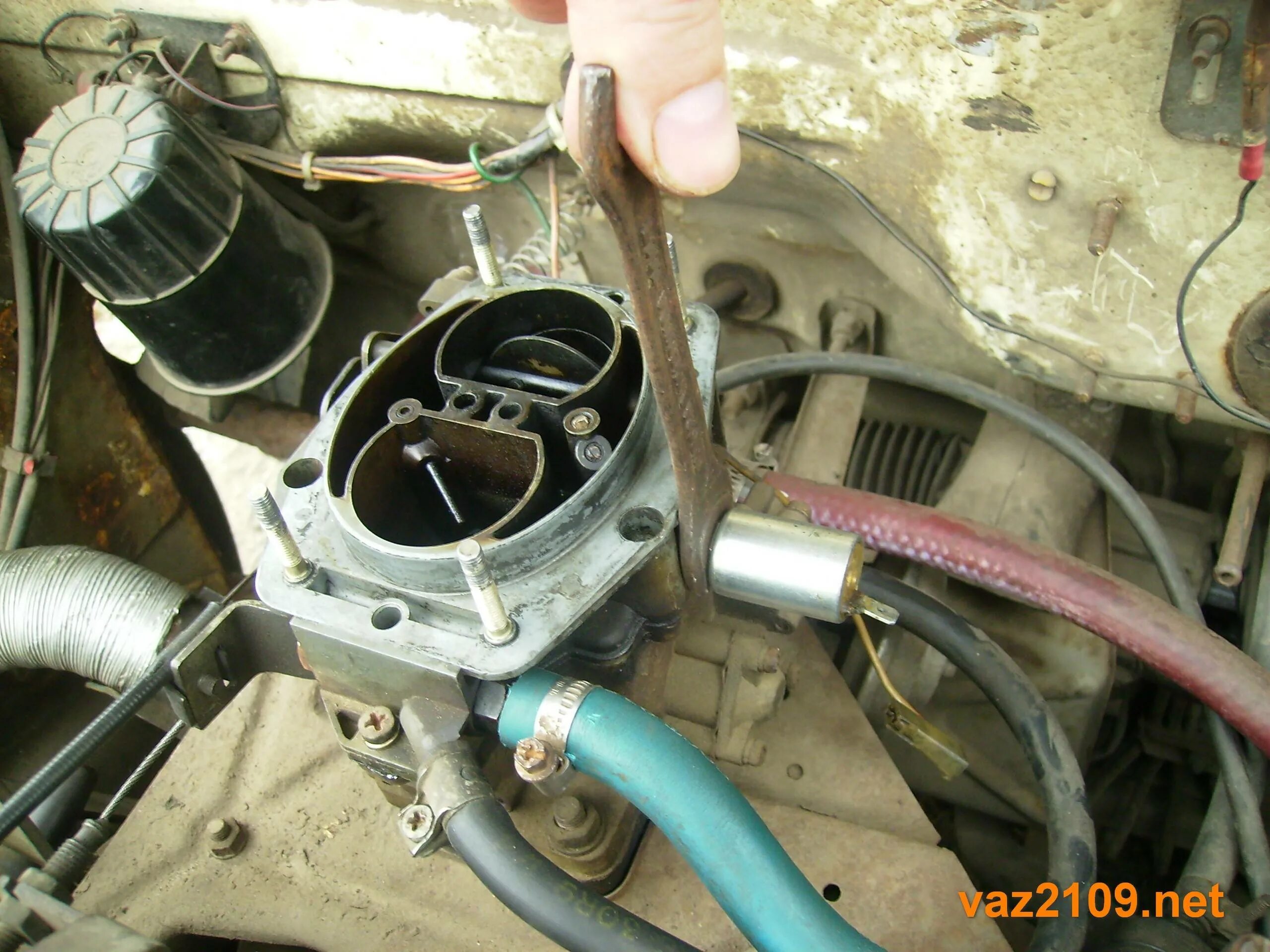 21099 дергается. Дросселя на ваз 2109. Винт качества ваз 2109 карбюратор. Дёргается машина при движении ваз 2110. Ваз 2109 дергается при разгоне карбюратор.