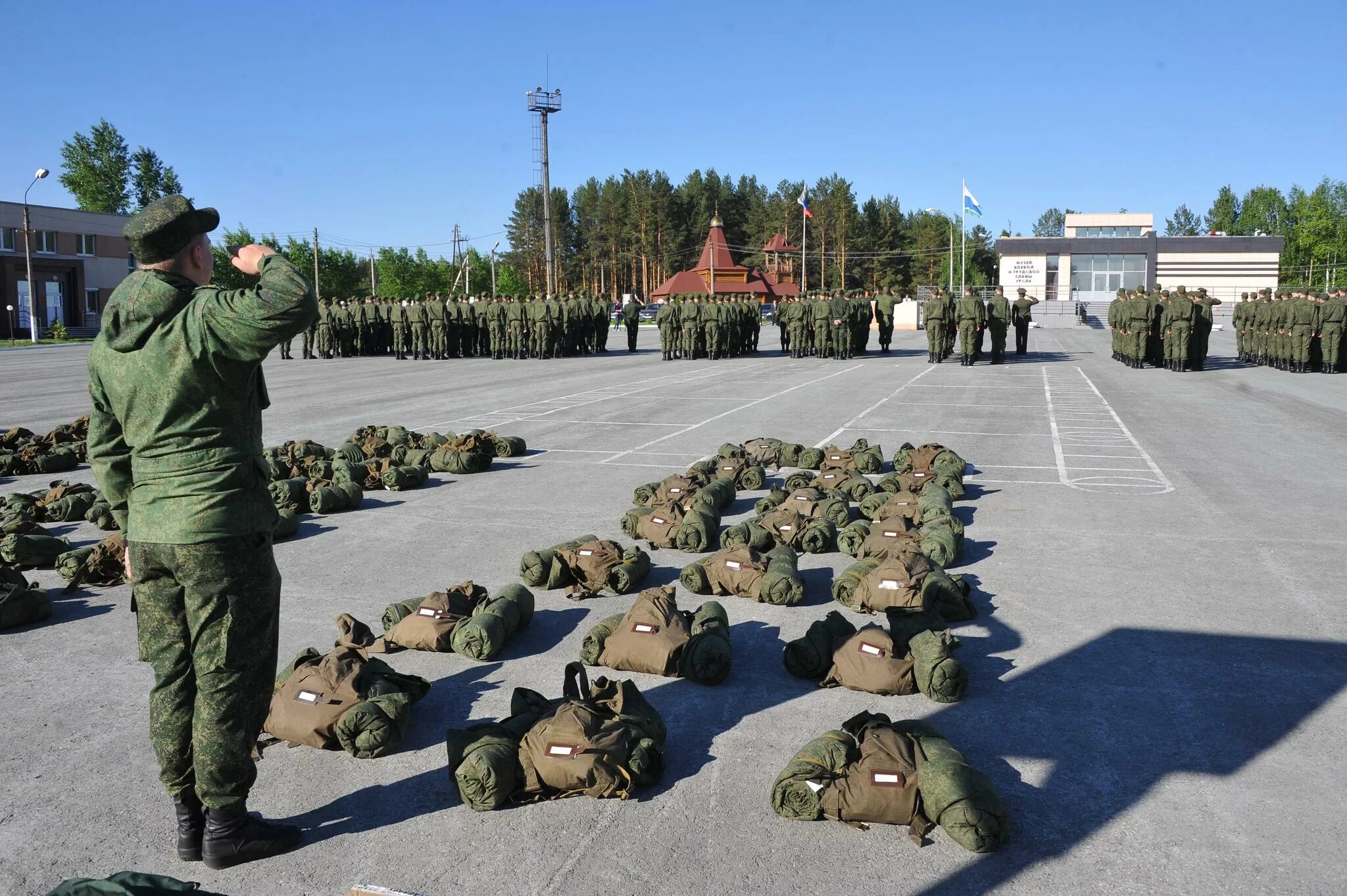 Мобилизация народа. Российские военные. военная мобилизация. военные сборы для рядовых. российский солдат.