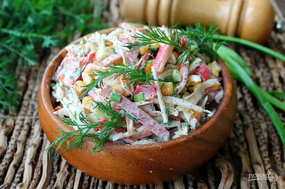 Салат с копченой колбасой. Салат с копчеными колбасками. Салат с колбой. Салат с копчен колб. Салат семеновна