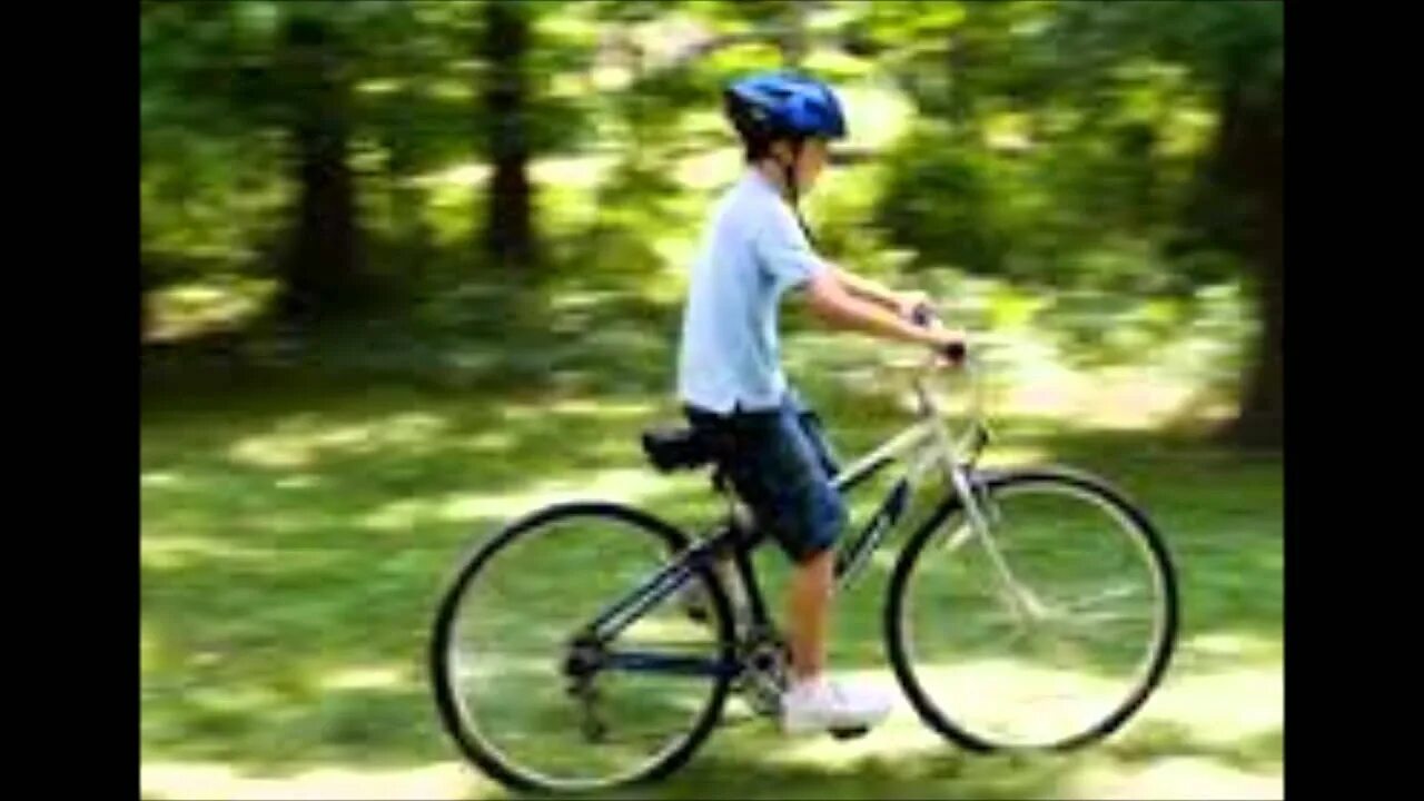 Фото с велосипедом над головой. I like riding a bike