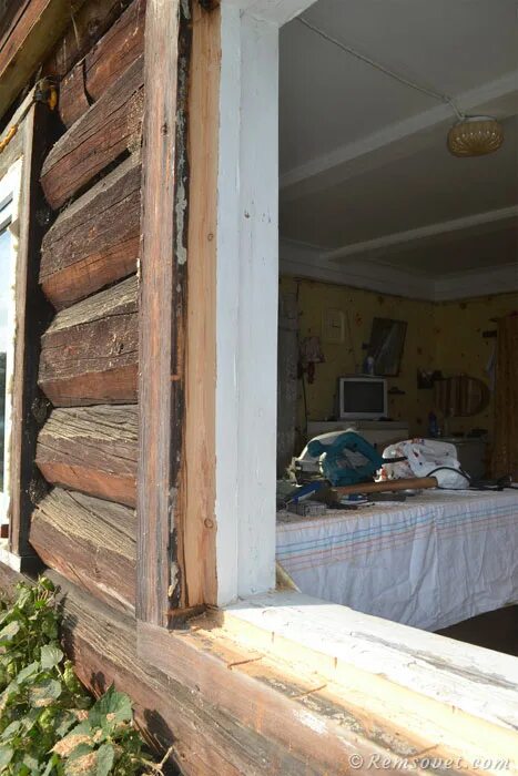 Замена окон в старом доме. Окна в деревянном доме. Пластиковые окна в деревенском доме. Окно в старом деревянном доме. Окна старых деревянных домов.