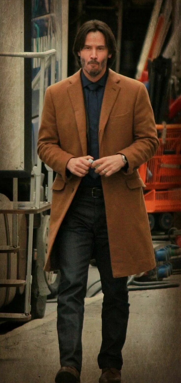 Я будто бы пальто чувак. Trench coat мужской. Плащ мужской киану ривз. Киану ривз стиль. Я будто бы пальто чувак.