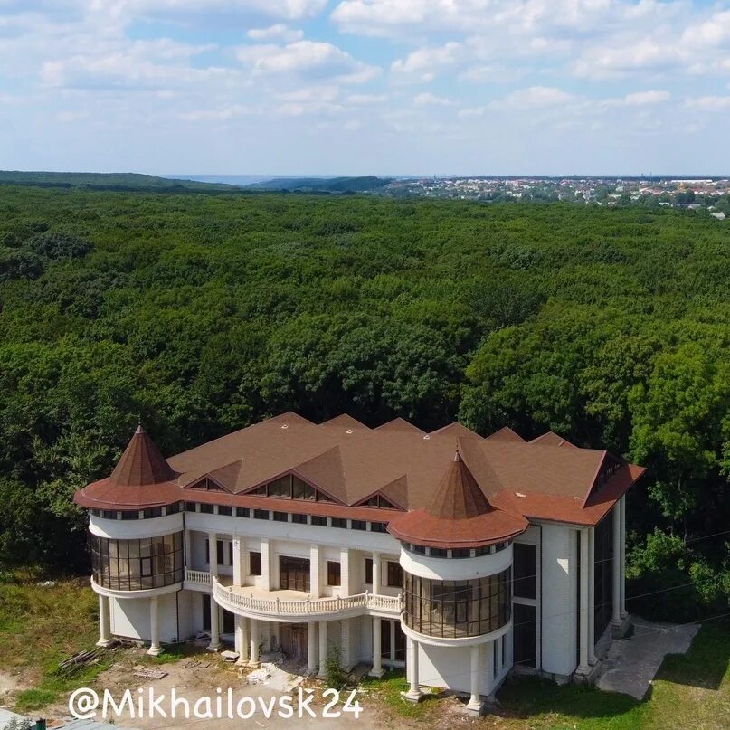 Кавказ холл. Михайловск ставропольский край кафе. Усадьба ставрополь ресторан. Кавказ холл. Ресторан триада владикавказ фото.