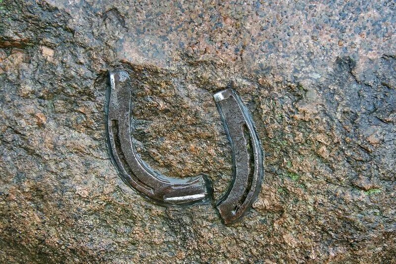 Камень желаний в дмитрове. Алим кешоков сломанная подкова. Почернела подковка. Кресло подкова купить москва. Сломанная подкова.